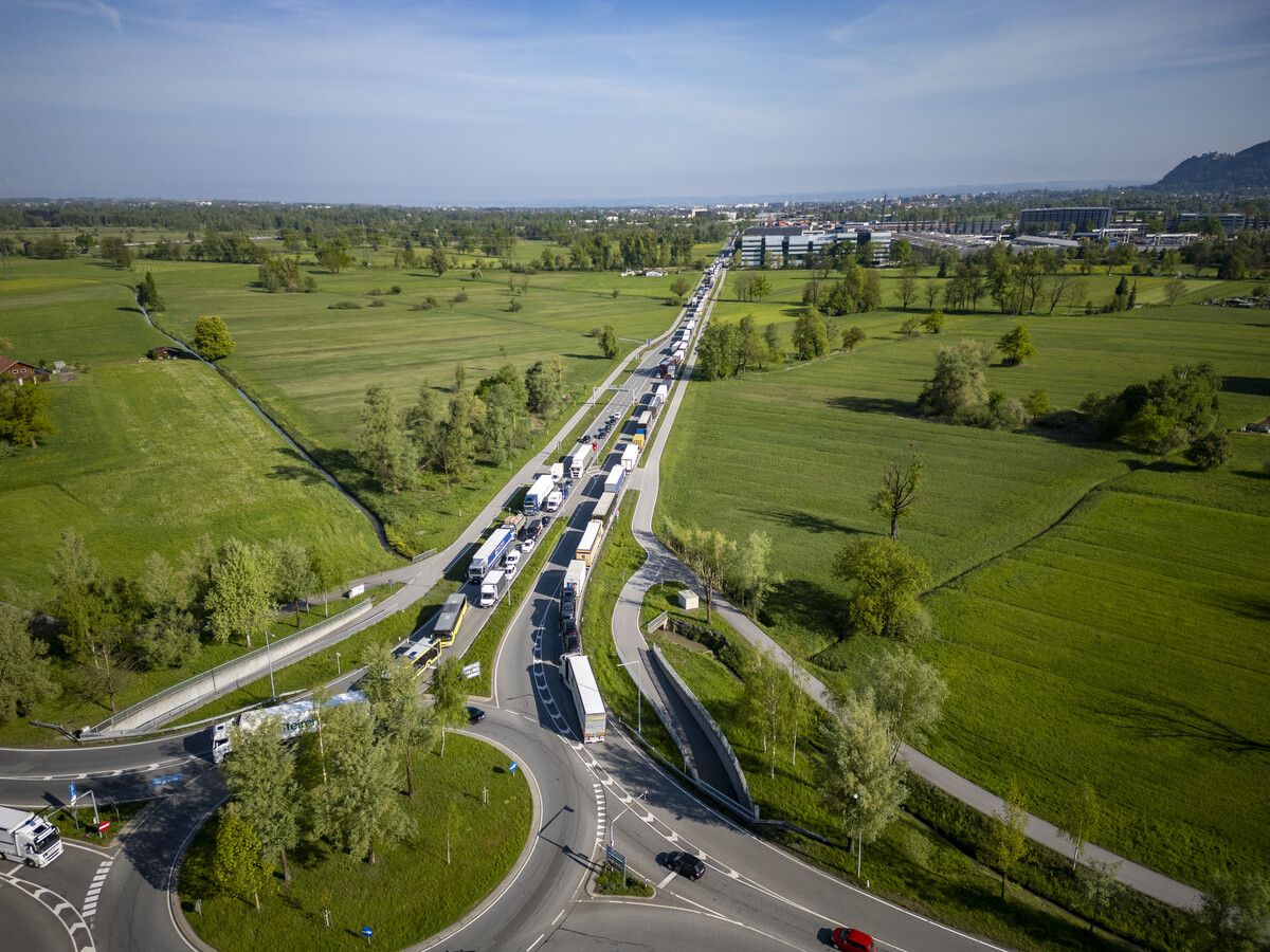 Zwischen dem Kreisverkehr und der Zollstelle herrscht oft Stau.⇒VN
