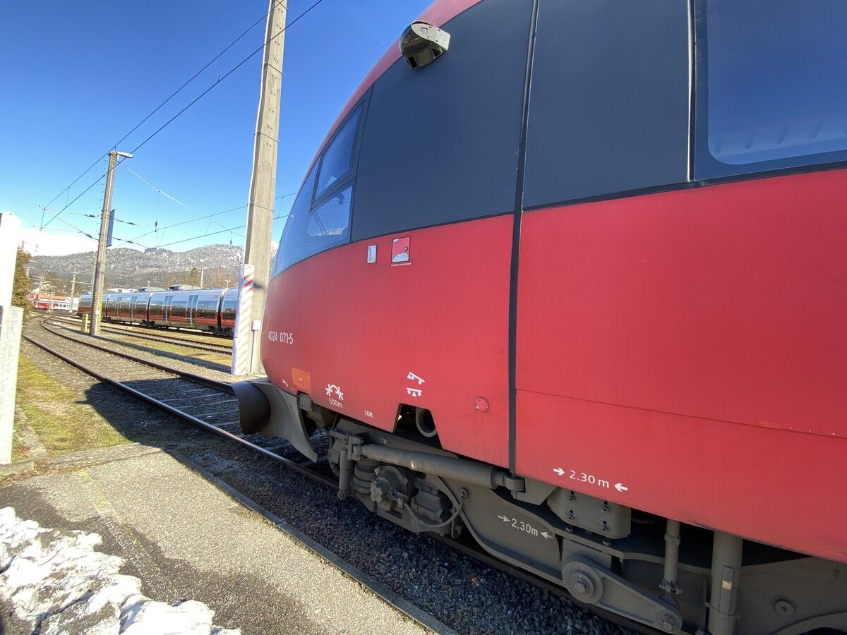 Auf einem Zug ist man wegen der Nähe zur Oberleitung in Lebensgefahr.⇒VOL