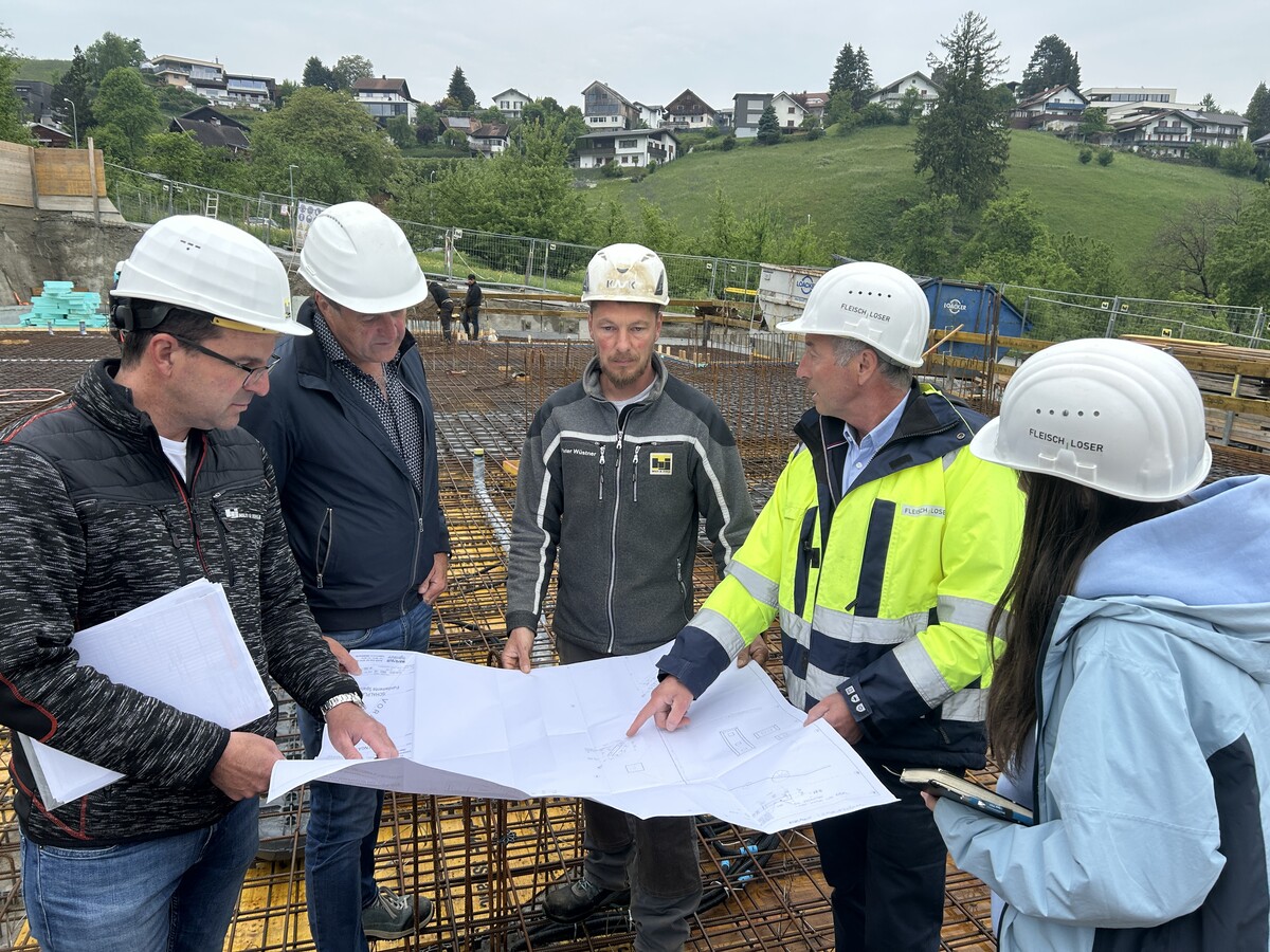 Bauleiter Alexander Pfanner mit Bauamtsleiter der Marktgemeinde Frastanz, Robert Hartmann, Polier Peter Wüstner sowie Heinz Fleisch von der örtlichen Bauaufsicht und seine Assistentin Alina Scheidl. ⇒vN/HARTMANN (3)