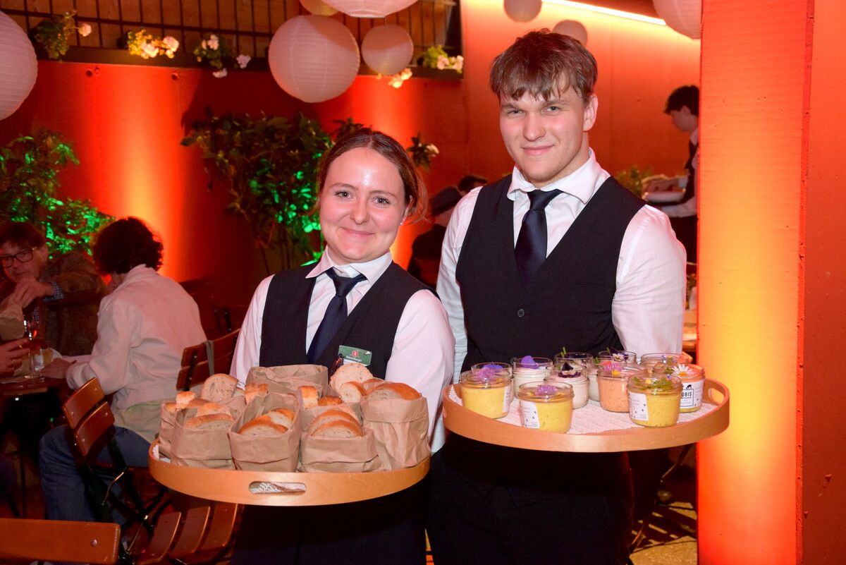 Bedient wurden die Gäste von den Schülern des Tourismuscampus Bludenz: Lua Lins und Andrej Stankovic. ⇒SCO