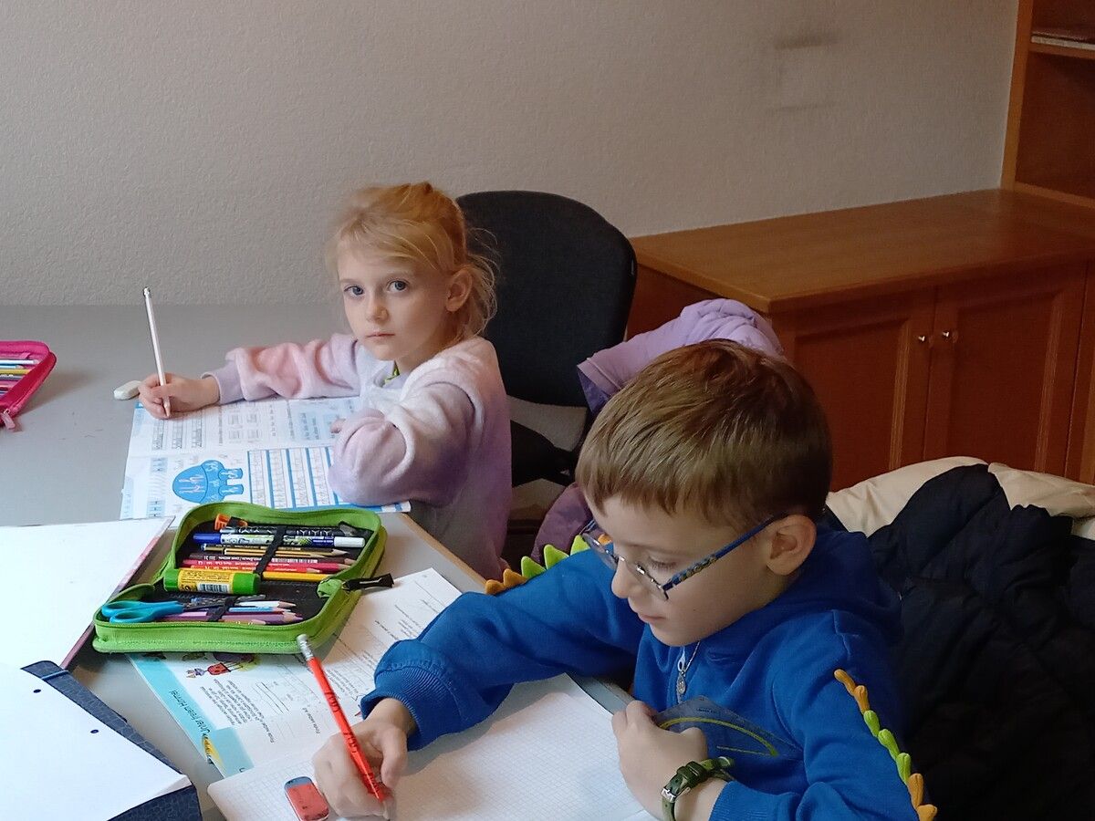 Bei der Eröffnung im Lerncafé Bezau führen die Kinder durch die Räumlichkeiten.⇒Caritas