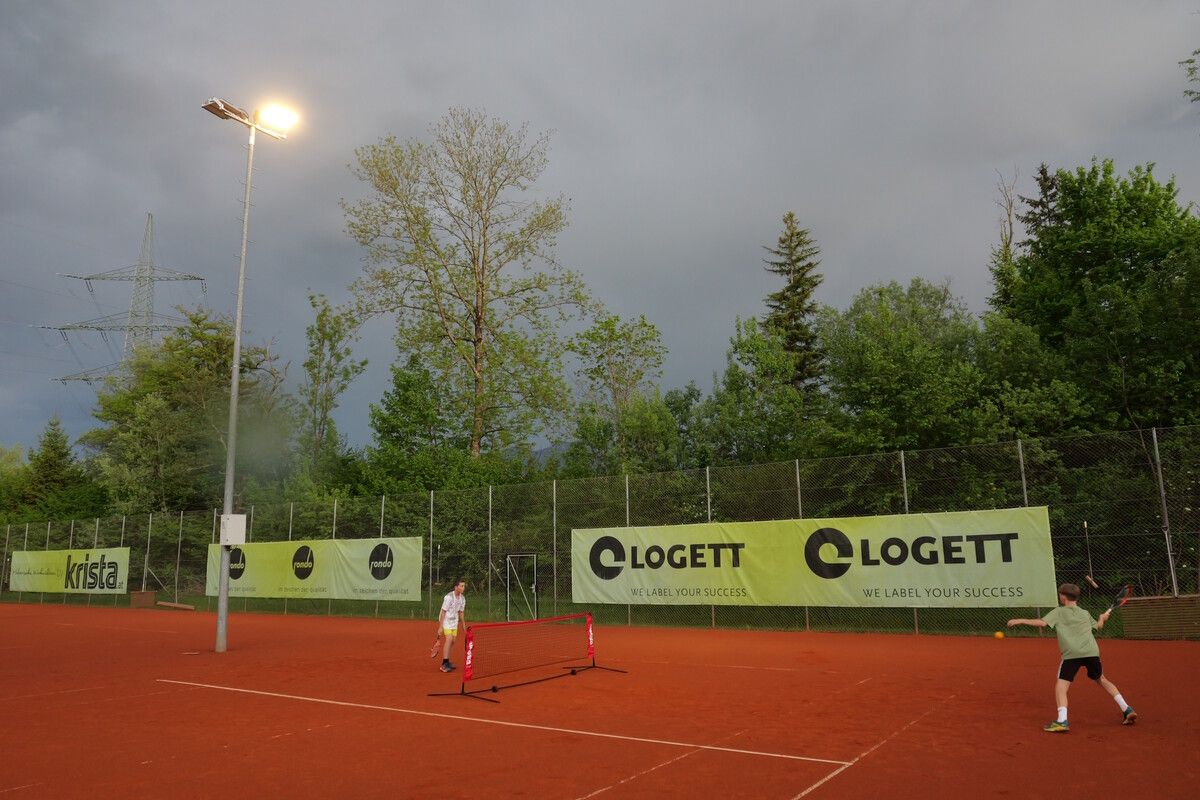 Beim Touchball-Turnier kam die neue Flutlichtanlage schon zum Einsatz.⇒HE