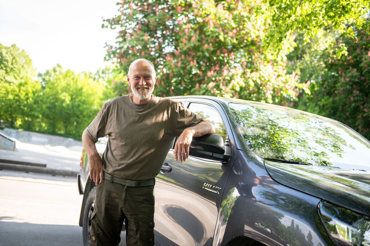 Bernhard Knauder fährt mit einem Pick-up und Anhänger nach Jaremtsche.