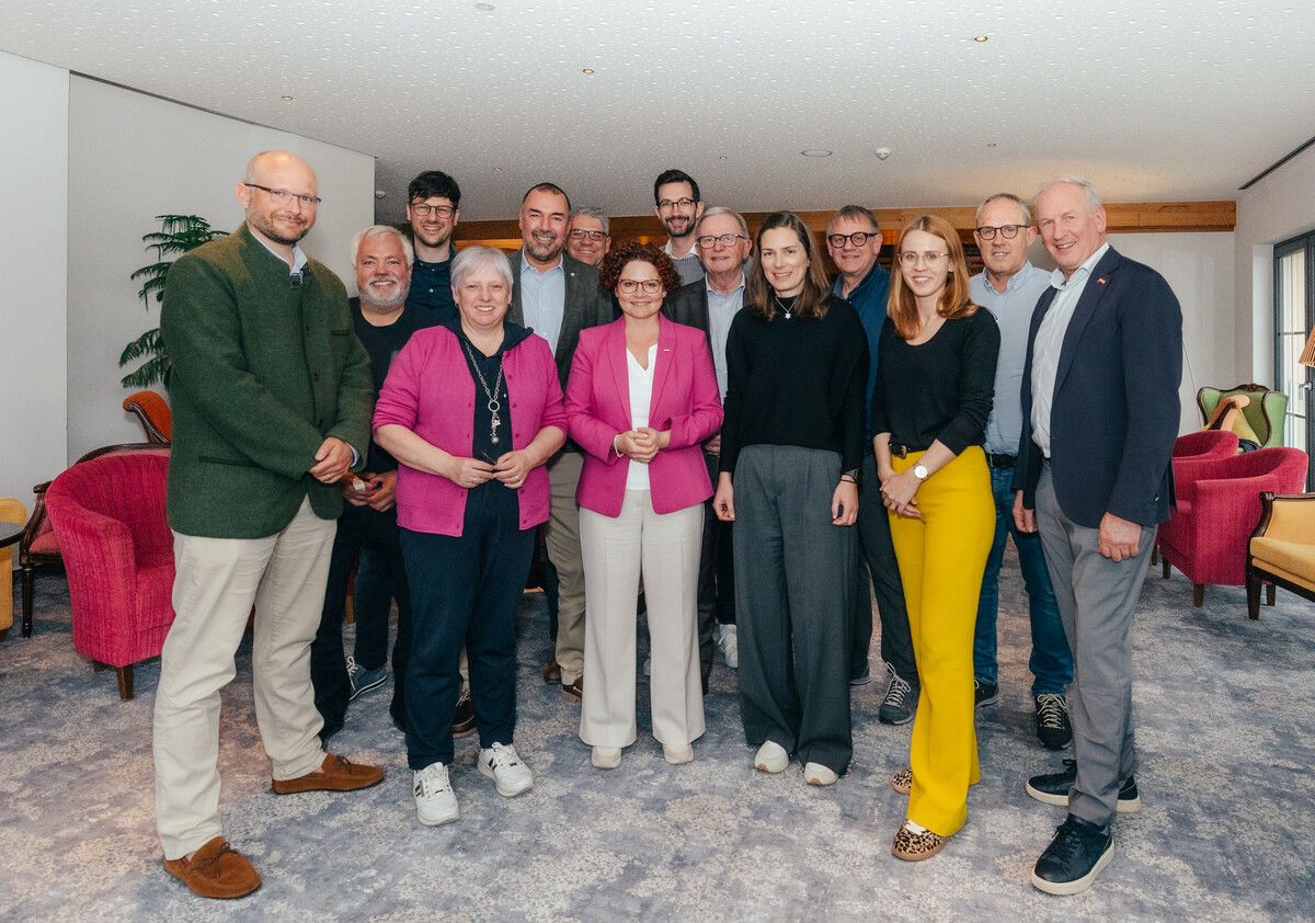 Besuch Beim Besuch von Staatssekretärin Elisabeth Zehetner in Vorarlberg standen zentrale Fragen des Tourismus im Mittelpunkt. Im Austausch mit Präsident Karlheinz Kopf und Branchenvertretern ging es um die Erhöhung des Saisonkontingents, die Einführung eines Tourismusfonds sowie die Forderung nach einer steuer- und abgabenfreien Trinkgeldregelung.
