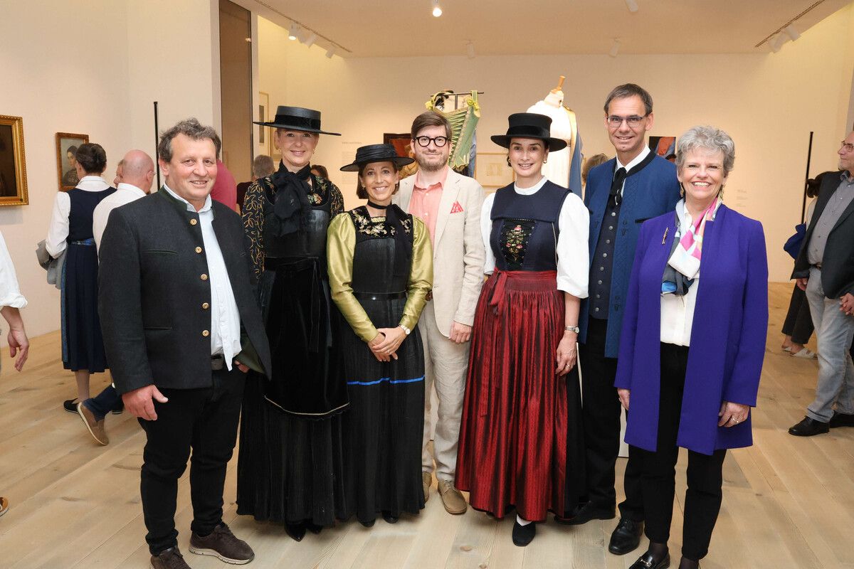 Bgm. Seftone Schmid, Anna Claudia Strolz, Museumsleiterin Marina Stiehle, Kurator Thomas Hirtenfelder, Sonja und LH Markus Wallner, Fördervereins-Obfrau Sabine Haag. ⇒ame