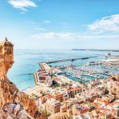 Mediterranes Stadtleben in Alicante