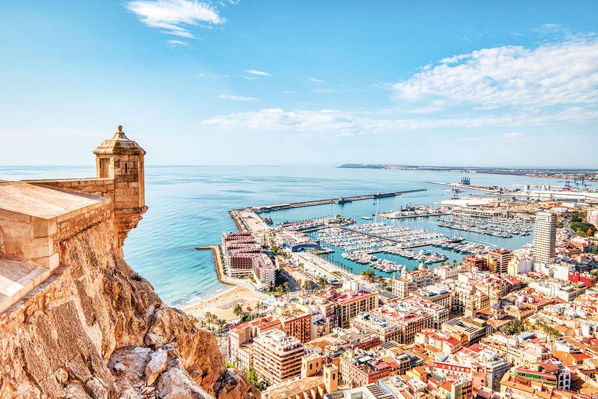 Blick von der Burg Santa Bárbara auf Alicante und das Meer.