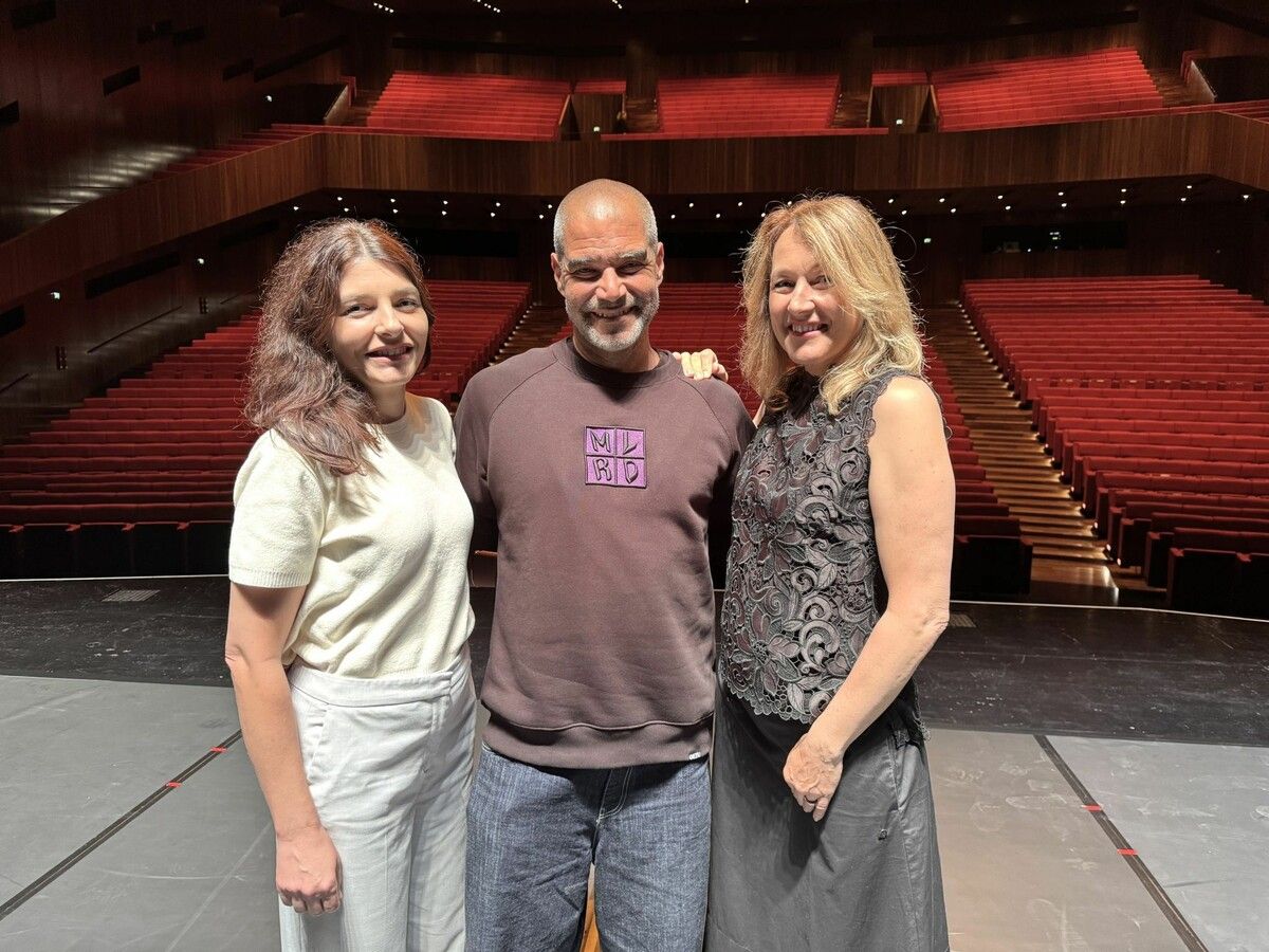 Choreograf Emanuel Gat mit Kulturservice-Leiterin Judith Reichart und Nina Fink vor der Aufführung im Bregenzer Festspielhaus.⇒SIE