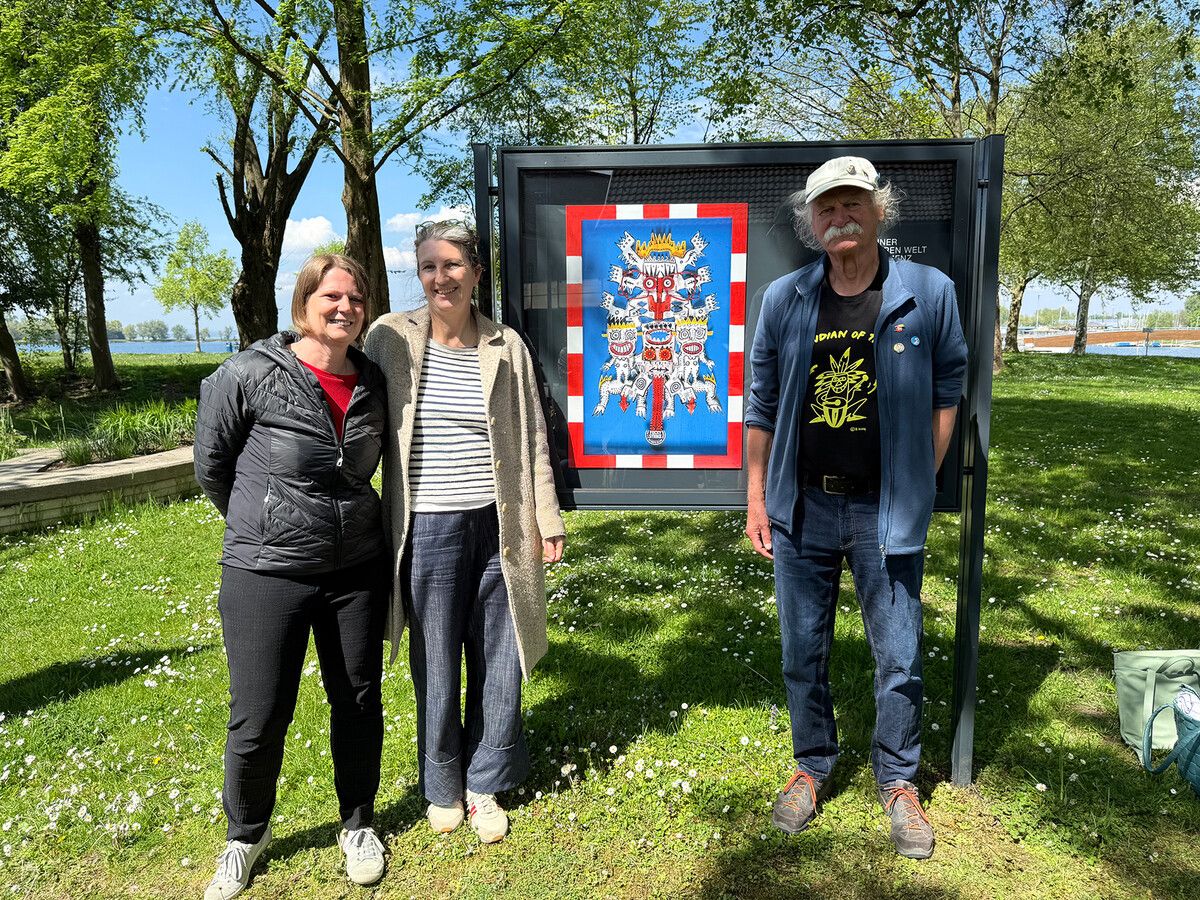 Cornelia Reibnegger, Daniela Egger und Künstler Helmut King mit seinem neuen Kunstwerk.