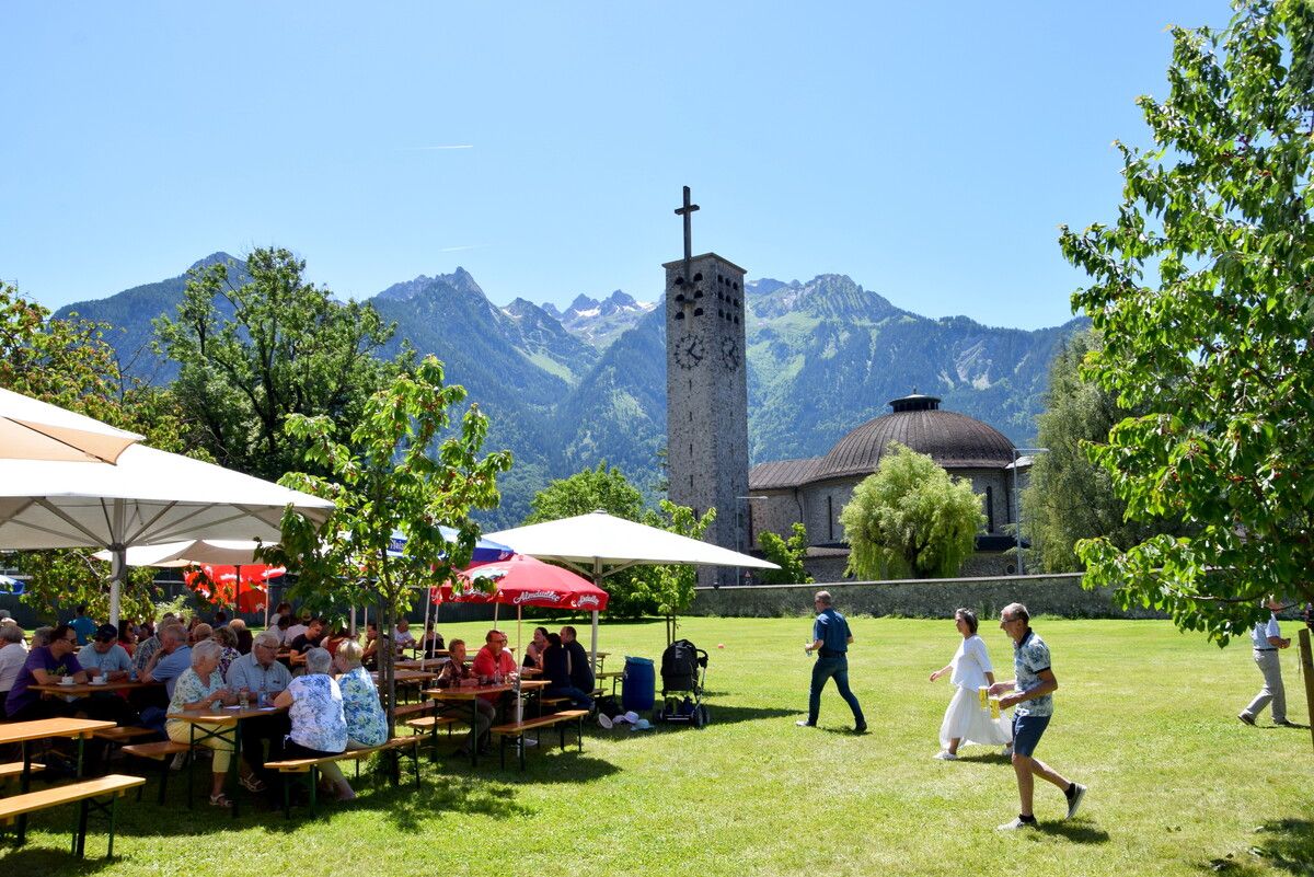 Da die Wiese im Klostergarten durchnässt ist, eignet sie sich nicht mehr als Festplatz. Das Klosterfest muss wegen schlechter Wetterprognose abgesagt werden. ⇒SCO