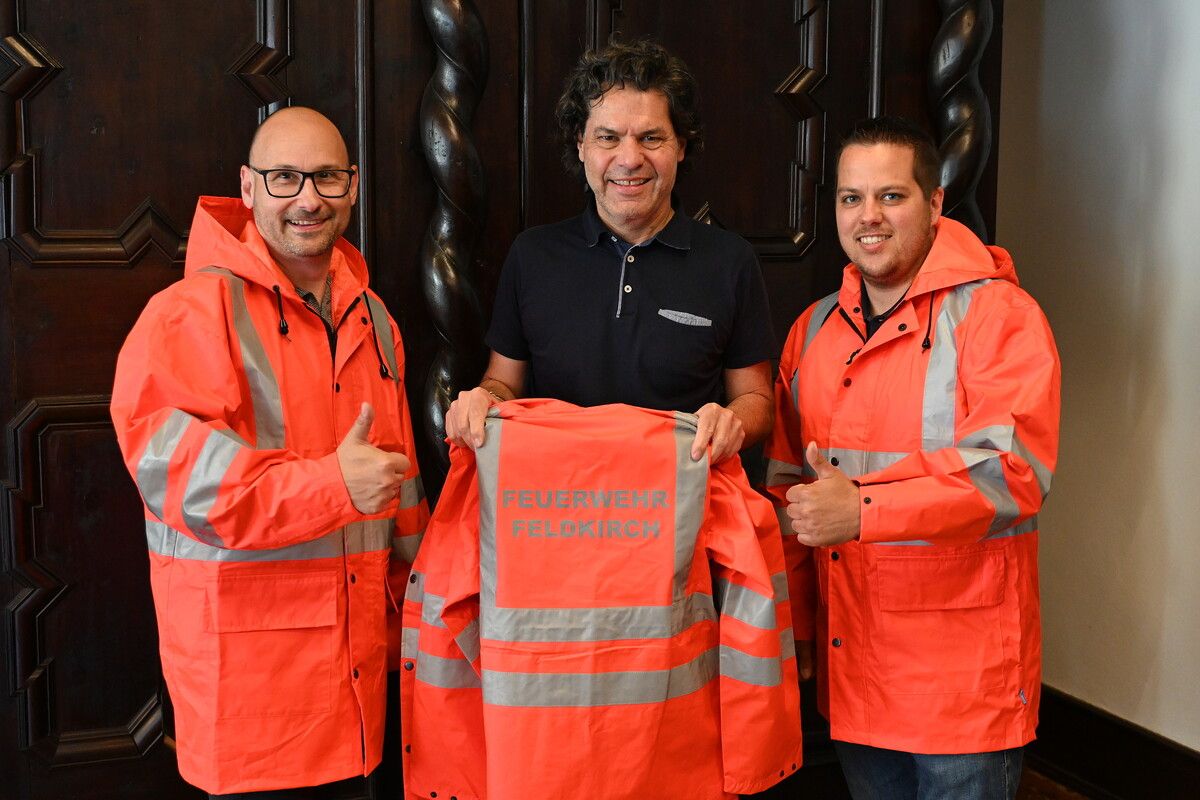 Daniel Peter von der Feuerwehr Feldkirch-Tosters mit Bürgermeister Manfred Rädler und Dominik Leimegger von der Feuerwehr Feldkirch-Gisingen. ⇒Stadt Feldkirch
