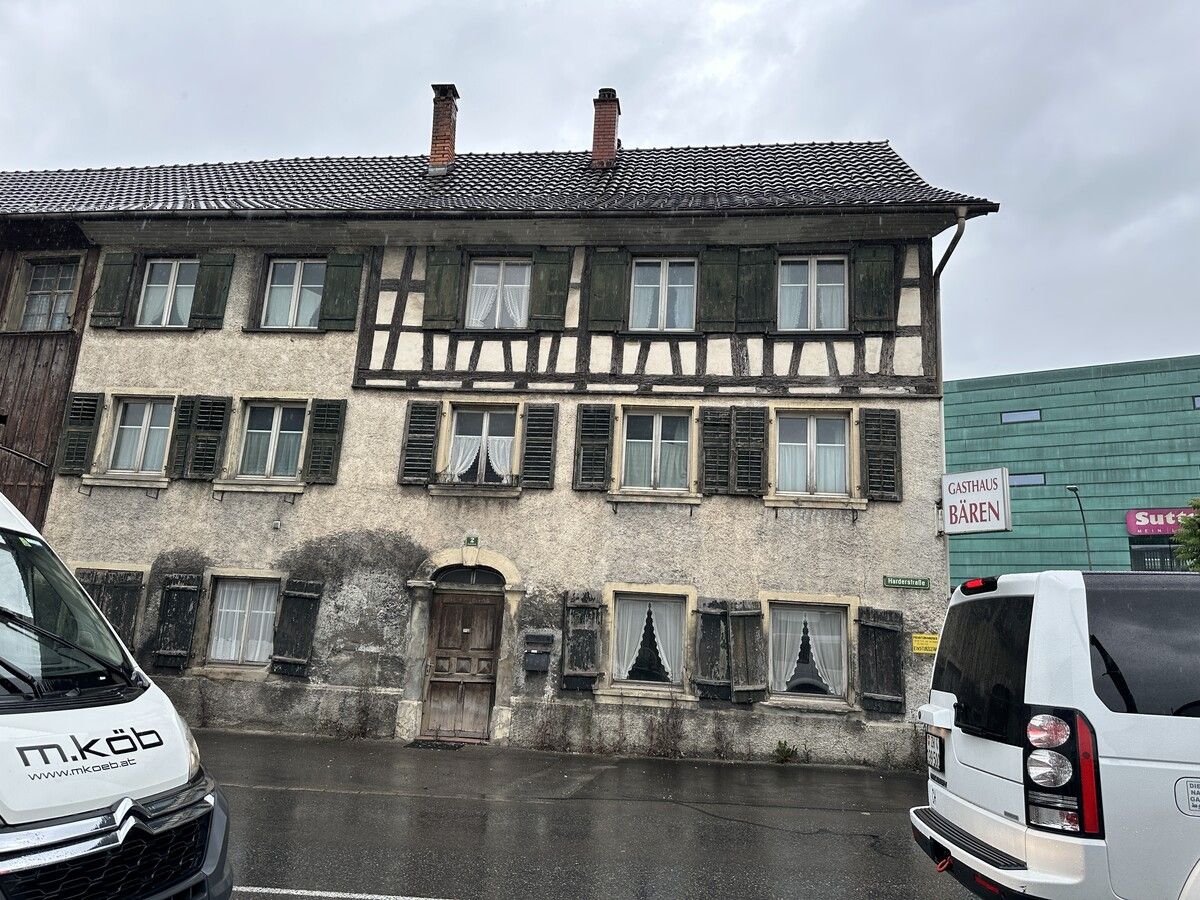 Das direkt an der Achkreuzung stehende Gebäude hat beschädigte Fenster, eine bröckelnde Fassade und Risse.⇒VOL.at/Mayer