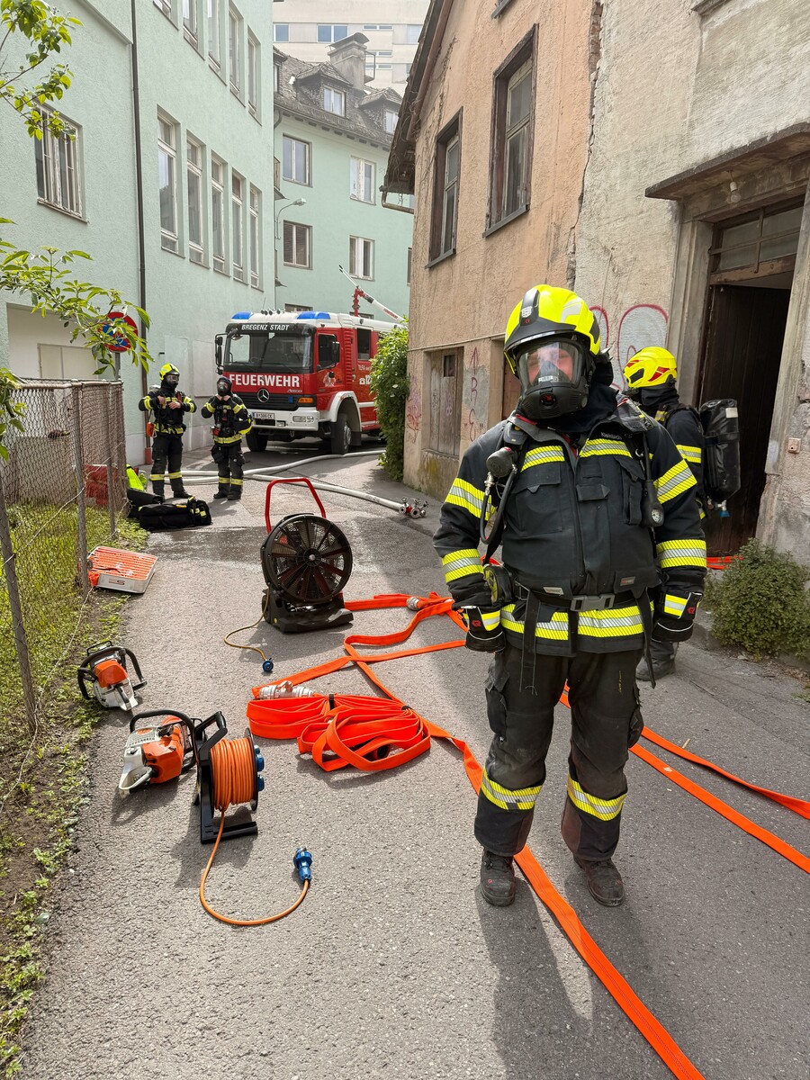 Das Feuer dürfte bei einem Verschlag zwischen zwei leerstehenden Gebäuden ausgebrochen sein. Fünf Feuerwehren waren im Einsatz. ⇒Vol.at/Vlach