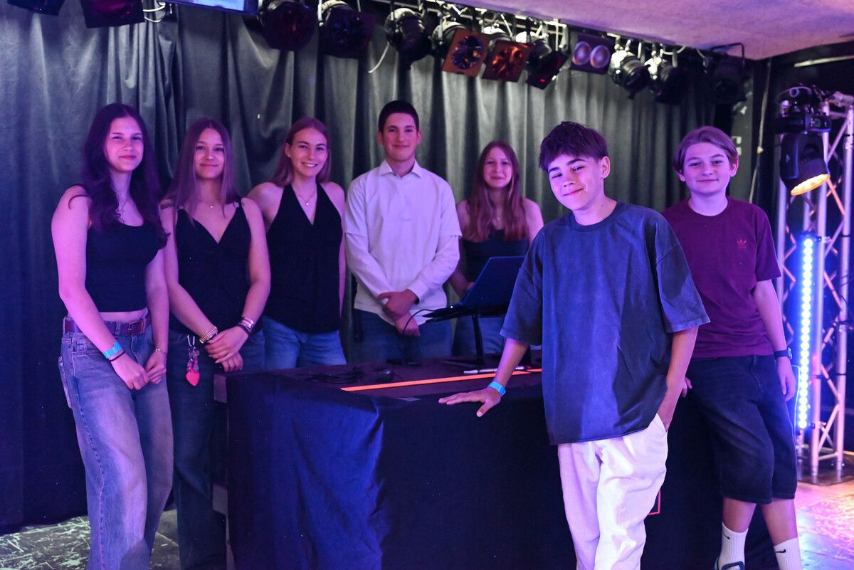 Das Organisationsteam der HypeNight mit DJ Fabian. Sie organisierten ihre erste HypeNight für Jugendliche von 14 bis 17 Jahren im Carinisaal Lustenau.⇒BVS