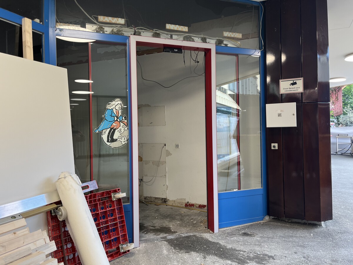 Das Reisebüro befindet sich direkt über der Interspar-Filiale.