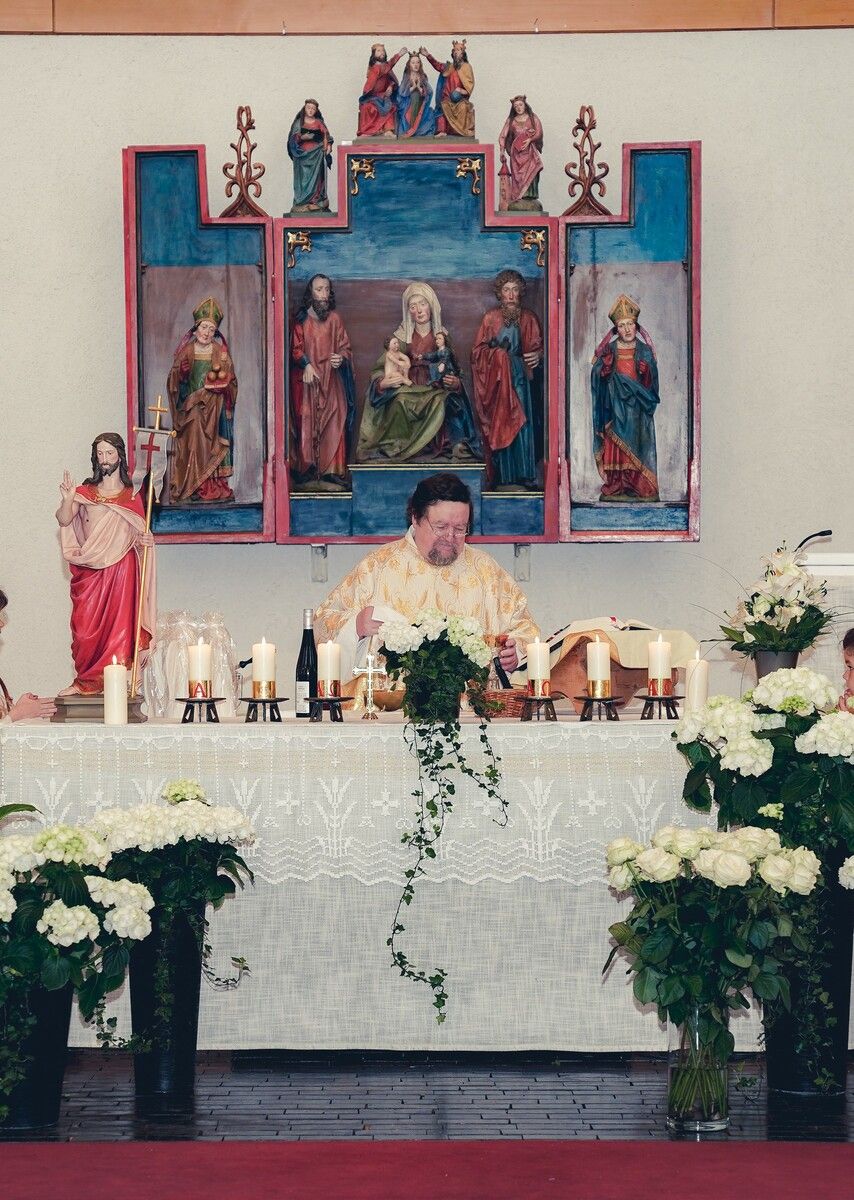 Das Spenden der Sakramente war für ihn ein heiliger Moment, in dem er die Nähe Gottes den Menschen vermitteln durfte.⇒privat