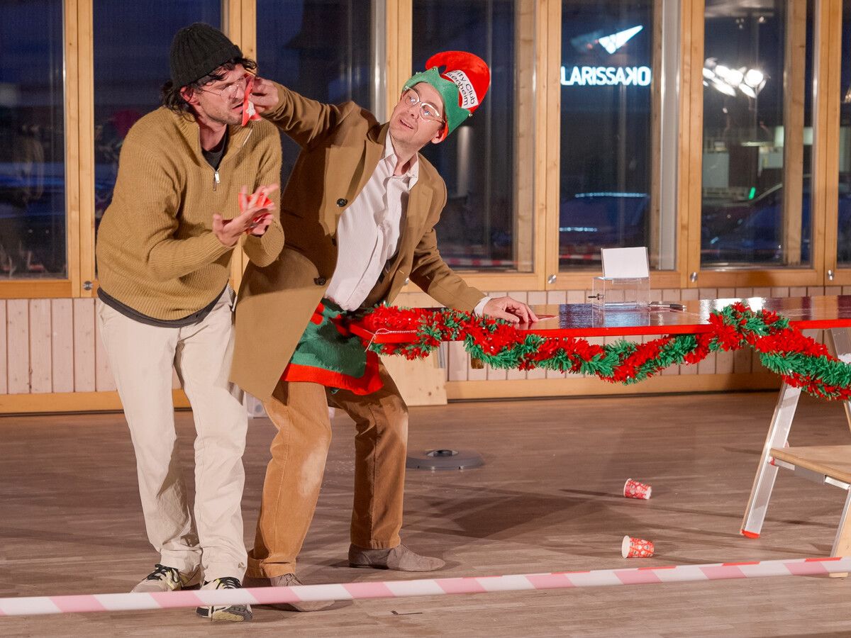 Das Stück spielt zur Weihnachtszeit im fiktiven Dorf „Blasenheim”. ⇒Bence Szalai