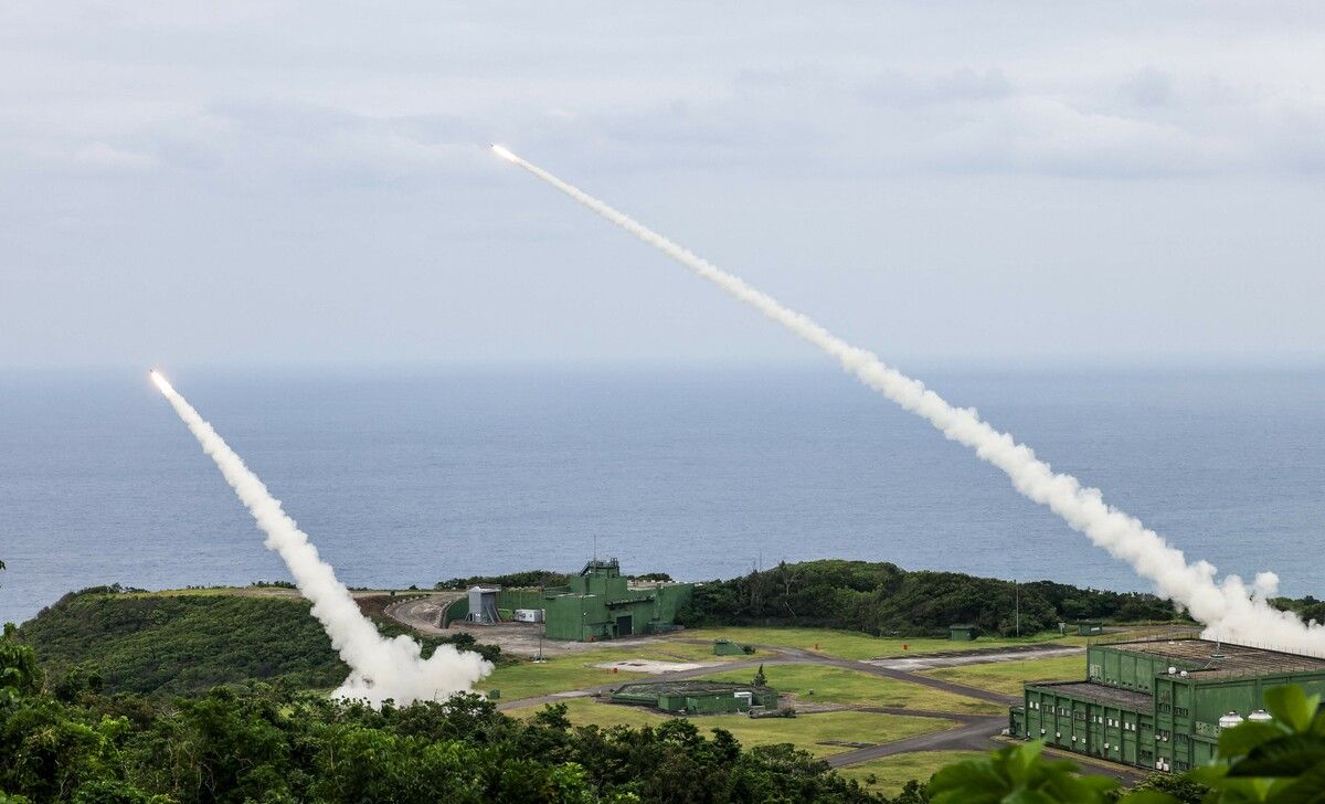 Das taiwanesische Militär führt auf dem Jiupeng-Stützpunkt in Pingtung seinen ersten Teststart mit dem High Mobility Artillery Rocket System (HIMARS) durch.