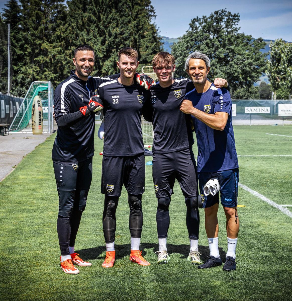 Das Torhüter-„Kleeblatt“ der Saison 2024/25 mit Dejan Stojanovic, Ammar Helac, Paul Piffer sowie Torhütertrainer Ramazan Özcan (von links).⇒VN