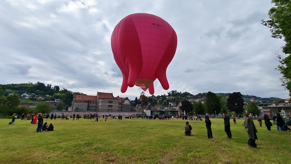 Der Ballon stand als Zeichen für Zusammenhalt über Stadt- und Ländergrenzen hinweg.⇒HE