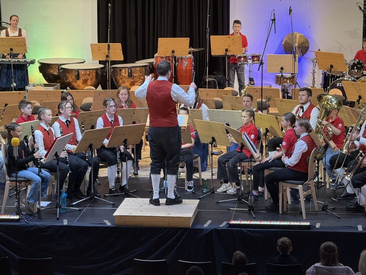 Der Bucher Musikernachwuchs eröffnete das Frühjahrskonzert 2025.
