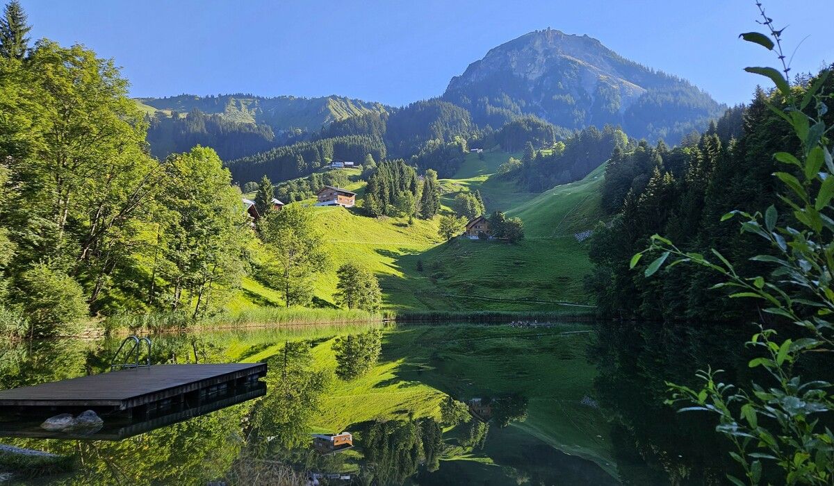 Der idylische Seewaldsee in Fontanella zieht Menschen aus Nah und Fern an und ist ein beliebtes Ausflugsziel.
