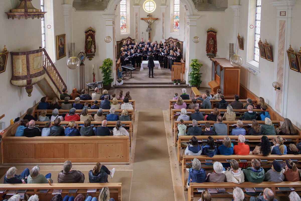 Der Kirchenchor wurde mit dem Projektchor erweitert und begeisterte.⇒sto