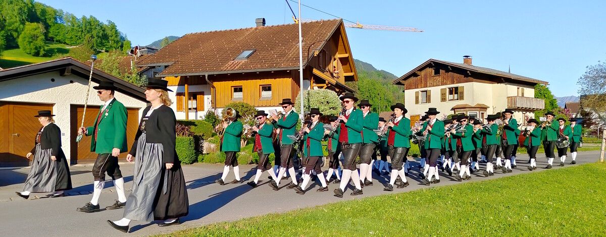 Der Musikverein marschierte etwa 14 Kilometer durch Frastanz.⇒Henning Heilmann