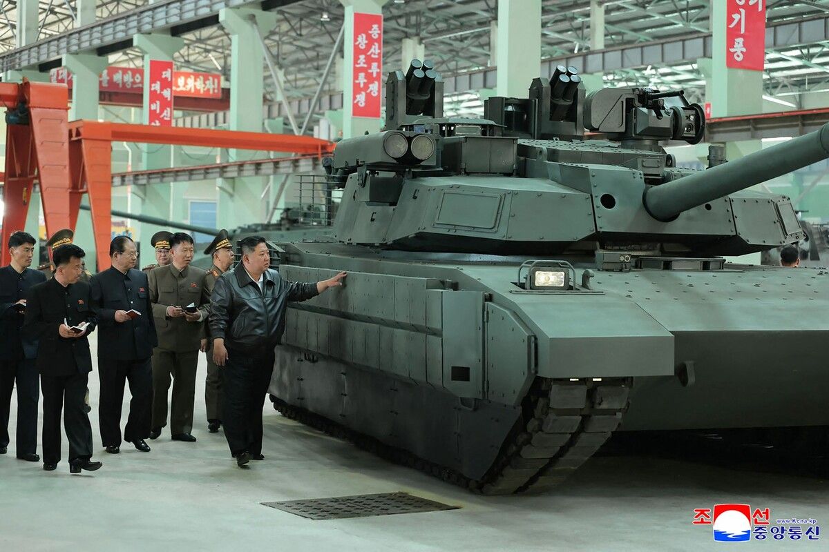 Der nordkoreanische Machthaber Kim Jong Un inspiziert eine Panzerfabrik an einem unbekannten Ort in Nordkorea.