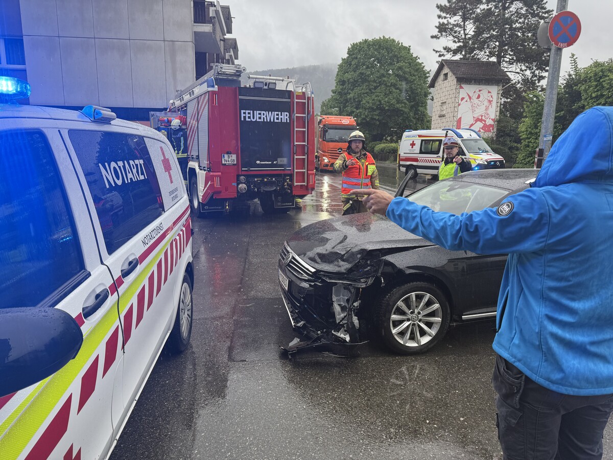 Der Pkw kollidierte am frühen Montagvormittag mit dem Lieferwagen im Kreuzungsbereich der L3. ⇒VOL/Vlach