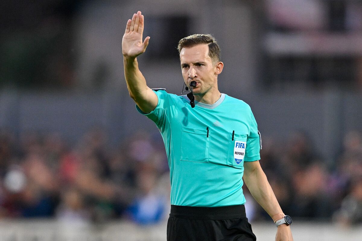 Der Spielleiter von Linz, FIFA-Referee Christian-Petru Ciochirca.⇒gepa