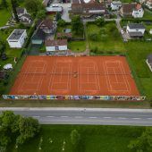Installateur baut auf Tennisplatz