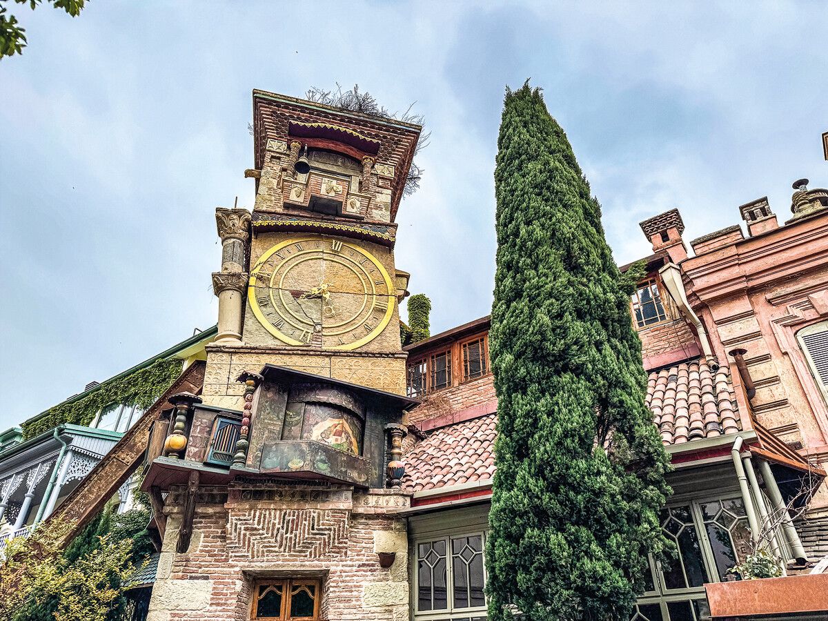 Der zusammengezimmerte Turm befindet sich in der Altstadt von Tiflis.⇒ Beate Rhomberg