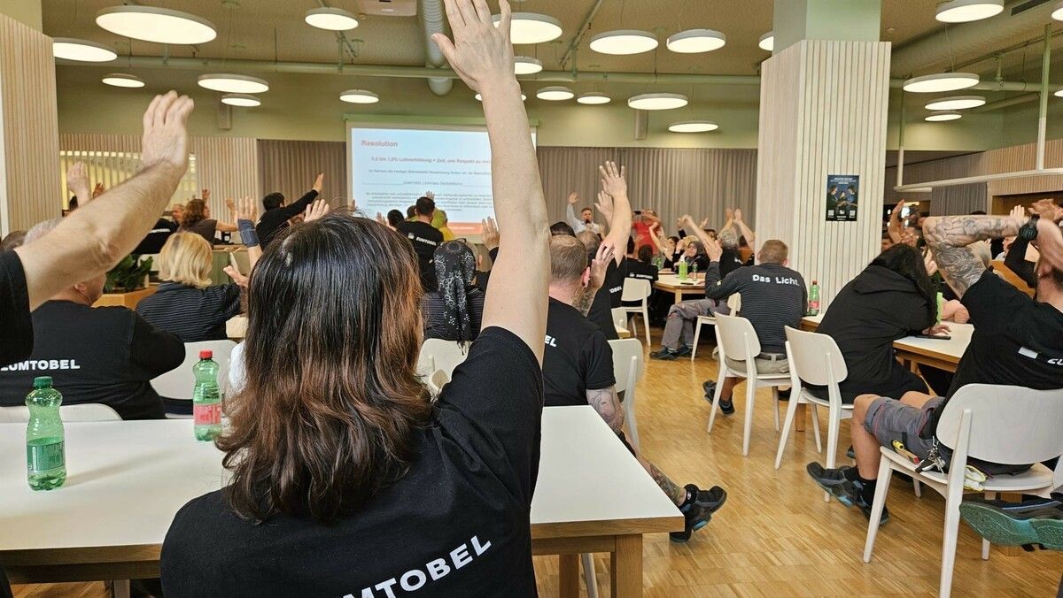 Der Zustrom zur Versammlung war groß - die Mitarbeiter drängen auf einen Abschluss zumindest in Höhe der Inflation.⇒FA