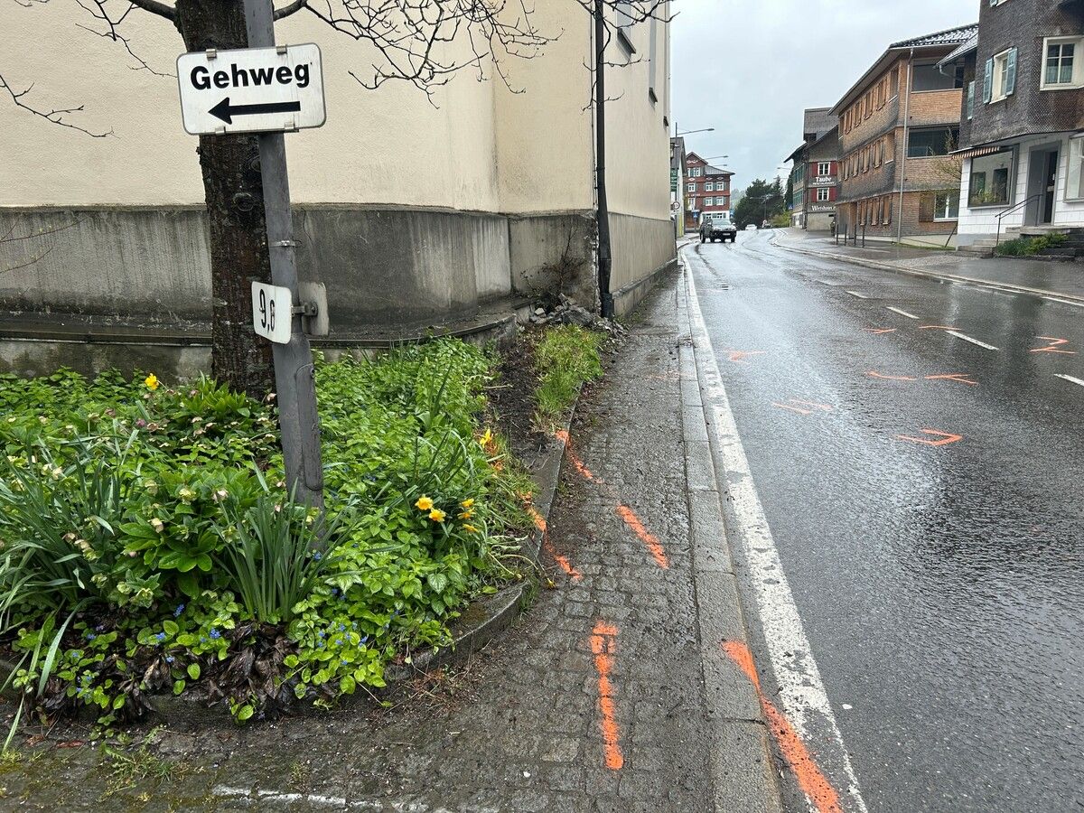 Die beiden Unfallfahrzeuge beendeten ihre Fahrt durch Alberschwende an der Kirchenmauer. ⇒VN/Sohm
