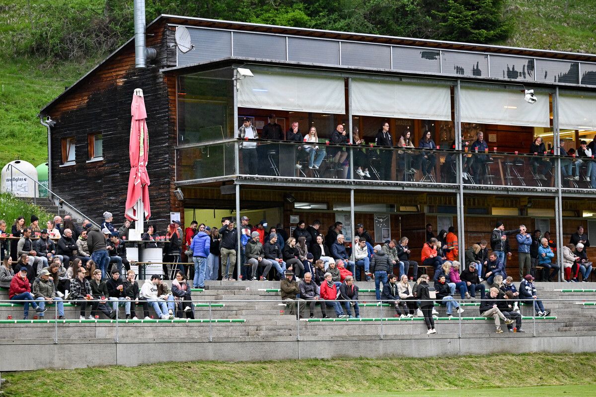Die besten Plätze im Bergstadion in Bizau werden heute Abend schnell besetzt sein. Mit den Heimfans im Rücken soll im Cup die Sensation gelingen.⇒Spera