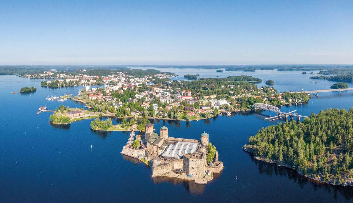 Die Burg Olavinlinna liegt mitten im Saimaa-See.⇒Shutterstock