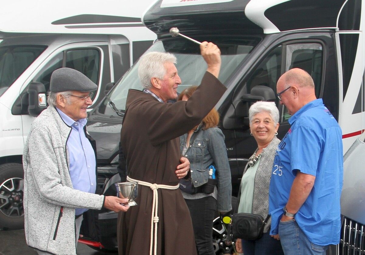 Die Campingfreunde erbitten bei der Segnung den Schutz und das Heil Gottes. ⇒CCV
