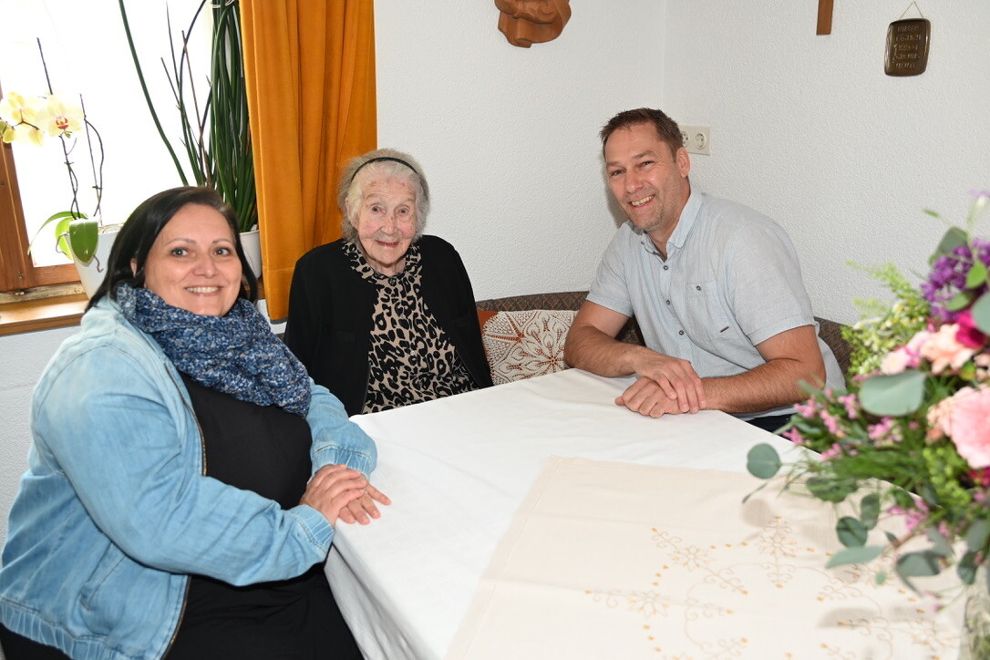 Die Dalaaser Vizebürgermeisterin Alexandra Kapeller und Bürgermeister Martin Burtscher zu Besuch bei Kreszentia Margreitter, der ältesten Vorarlbergerin.⇒DOB