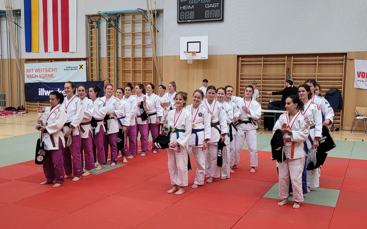 Die erst 13-jährige Emely-Rose Schneider (Mitte, mit Pokal) war eine der Schlüsselspielerinnen im erfolgreichen Dornbirner Team.⇒CTH