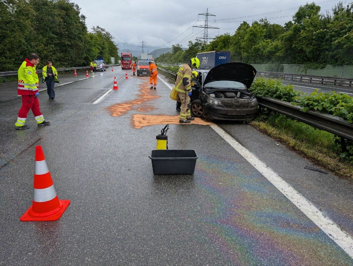 Die Fahrbahn war durch den Unfall im Baustellenbereich stark durch Öl verschmutzt. Die Folge waren Stau und Tunnelsperre. ⇒FFW Rankweil/Daniel Lampert (2)
