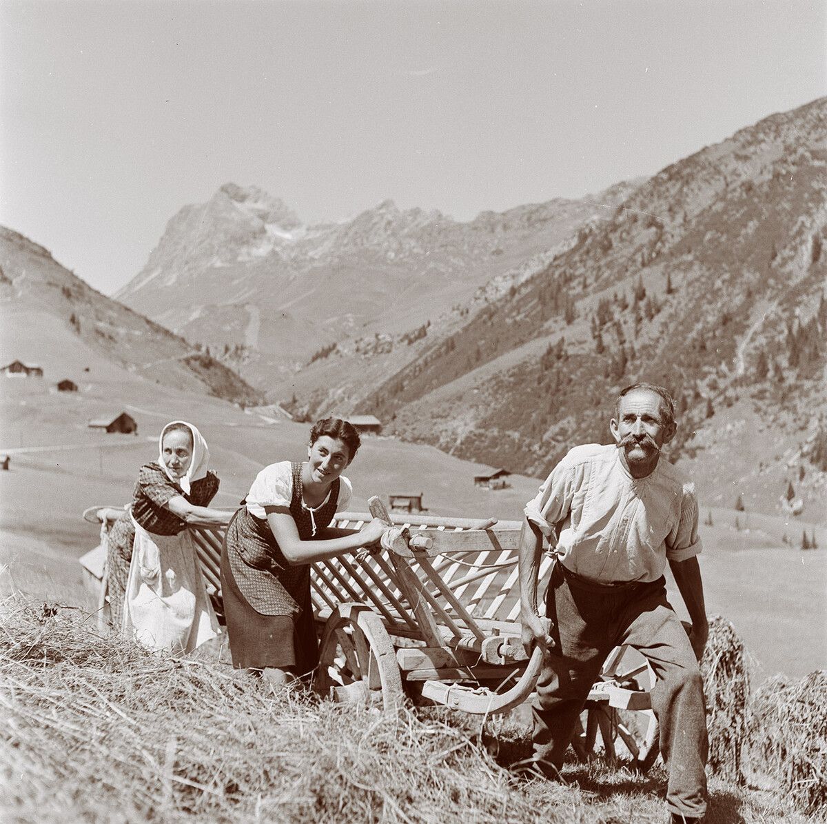 Die Fotos von Franz Beer zeigen Bauernarbeit, die damals noch ausschließlich von Hand gemacht wurde, da die Motorisierung erst später begann. Zahllose Fotos zeigen die Heuarbeit vergangener Zeiten, wo sogar Bergmähder bewirtschaftet wurden, die so steil waren, dass sie oft nur mit Steigeisen begehbar waren.