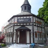 Frischer Glanz für die Kirchenfassade
