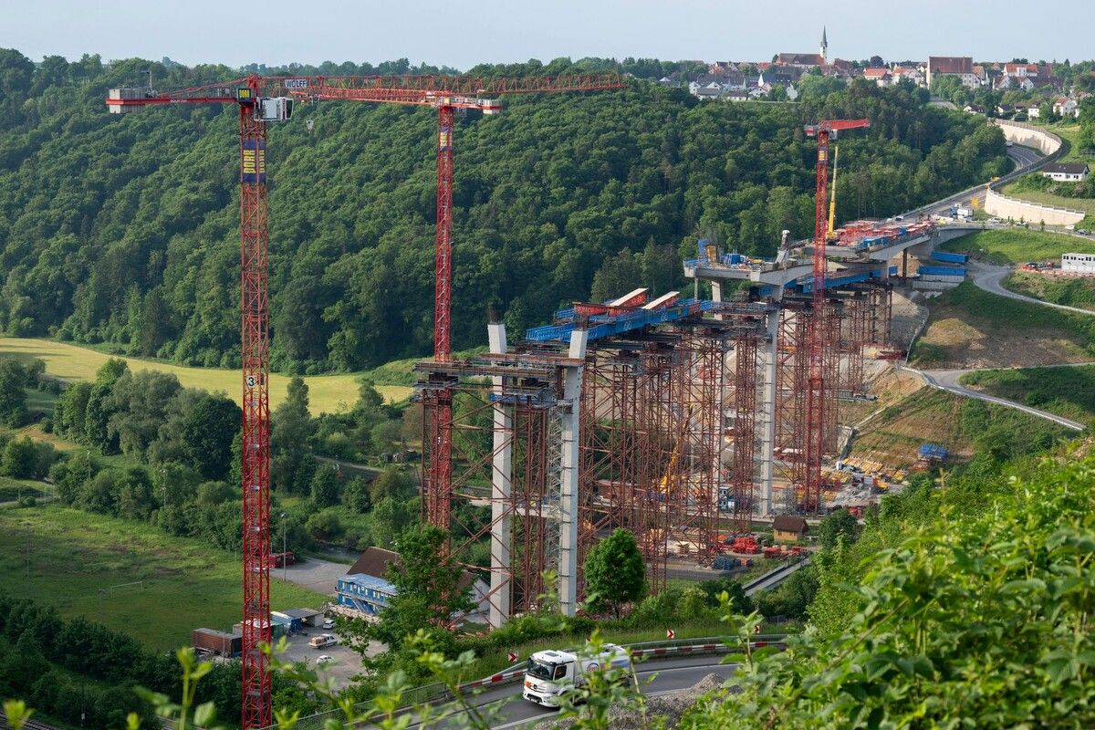 Die Hochbrücke ist Teil eines umfangreichen Straßenbauprojekts. ⇒dpa