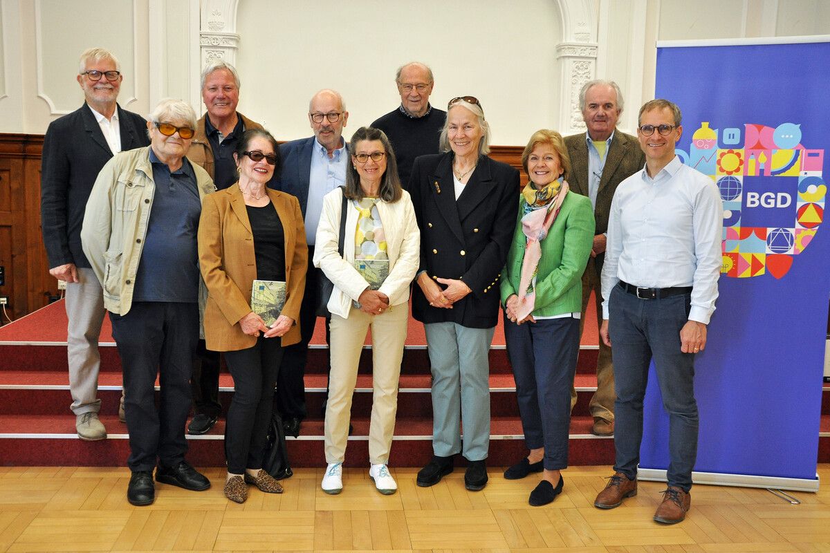 Die Maturanten von 1965 feierten ihr Jubiläum mit einem Besuch an ihrer alten Schule.°⇒LCF