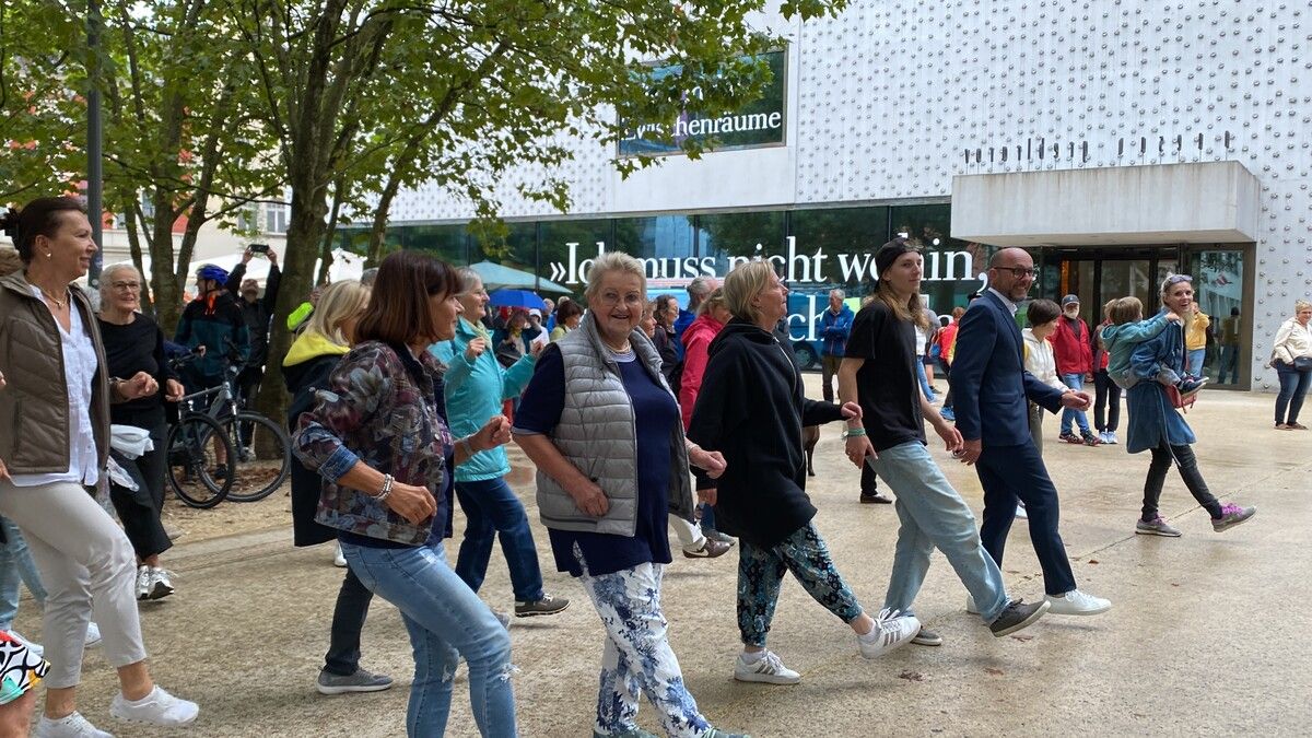 Die Organisatorin Barbara Bayer (1. Reihe, 2.v.l.) beim Flashmob 2023. ⇒Vol.AT/Mayer