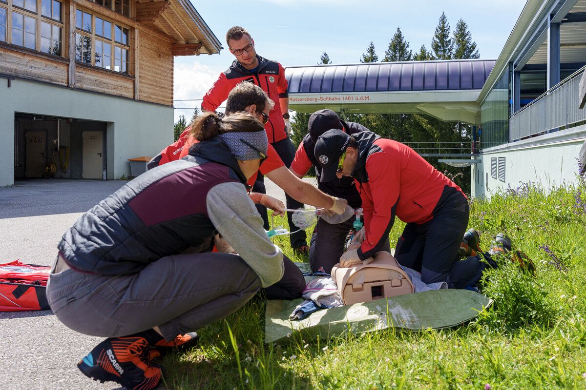 Die richtigen Abläufe, bis der Patient ins Krankenhaus transportiert werden kann, können lebensrettend sein.⇒STO (2)
