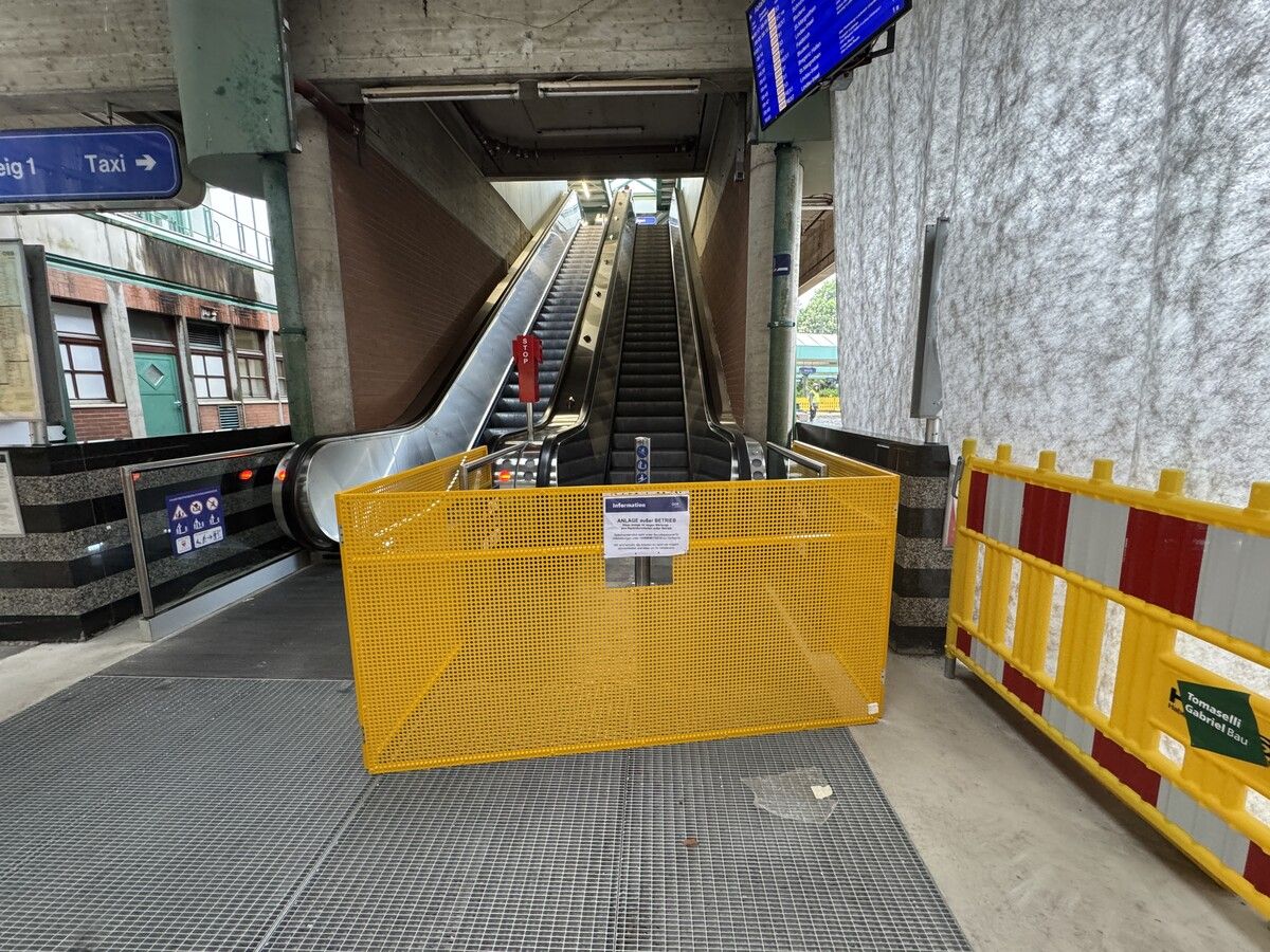 Die Rolltreppe musste kurzzeitig außer Betrieb genommen werden.⇒VOL/DS