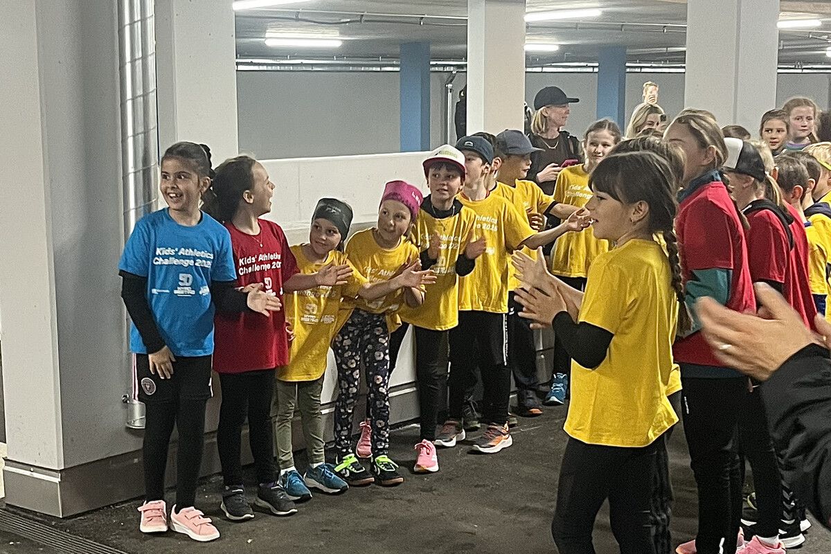 Die Schülerinnen und Schüler warteten gespannt auf die Athleten.⇒maf