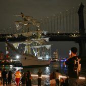 Mexikanisches Segelschiff rammt Brooklyn Bridge